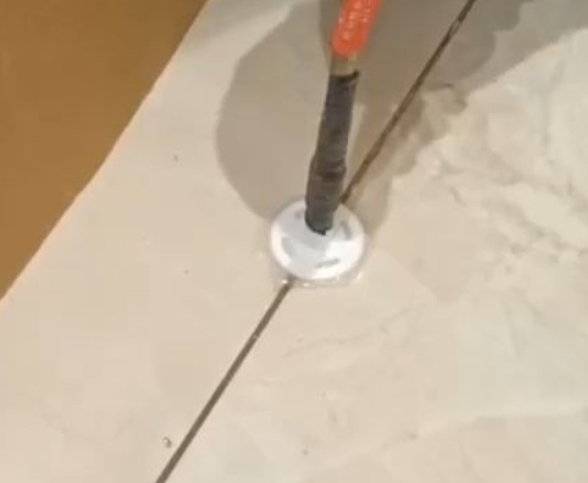 滨城瓷砖空鼓维修公司专业解答瓷砖在铺贴过程中，如果没有涂抹均匀到位的粘结材料（如水泥砂浆或瓷砖胶），可能会导致以下问题